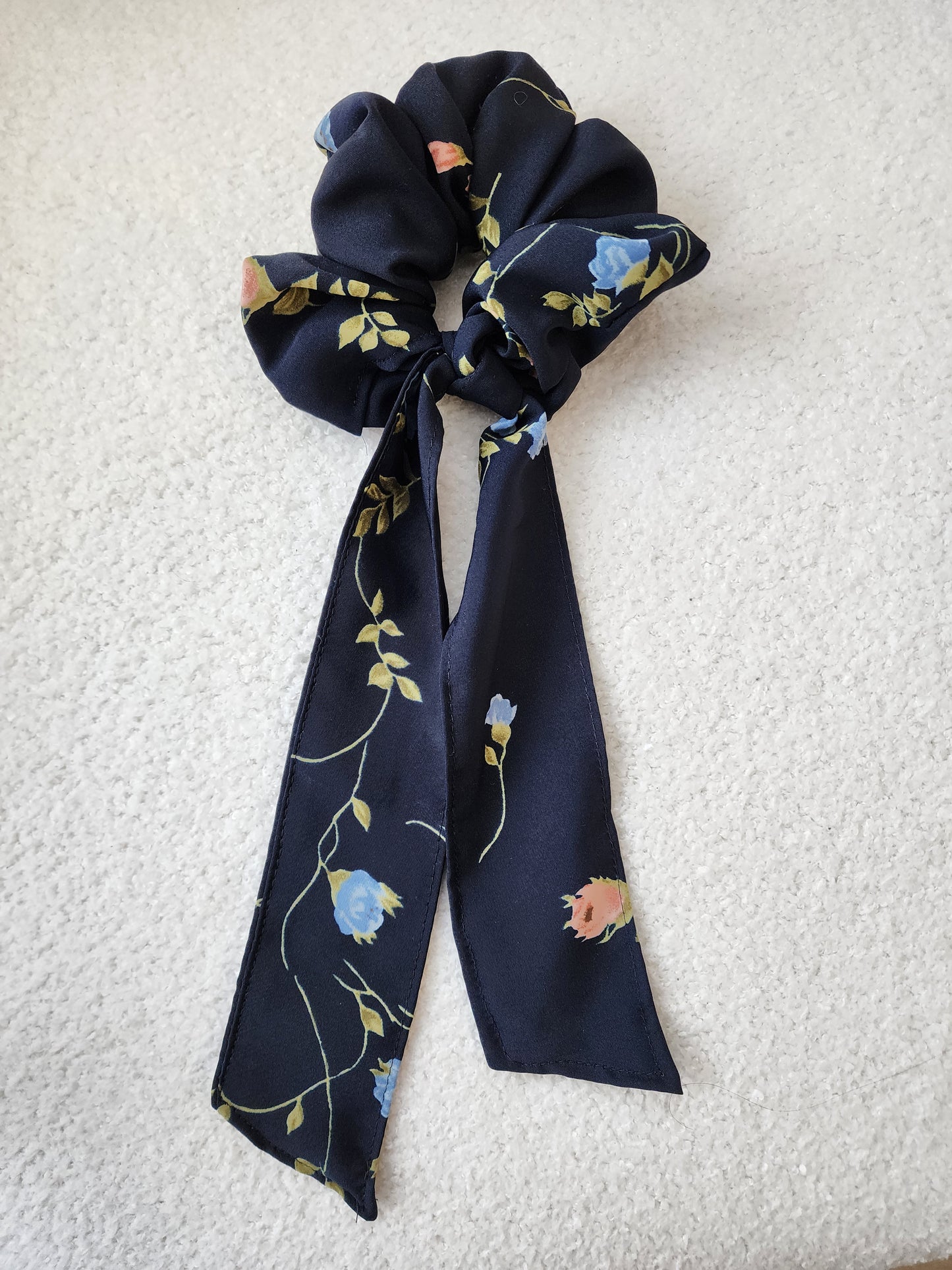 VINE FLORAL BOW SCRUNCHIE