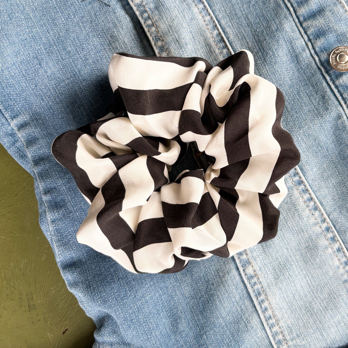 B&W STRIPED SCRUNCHIE