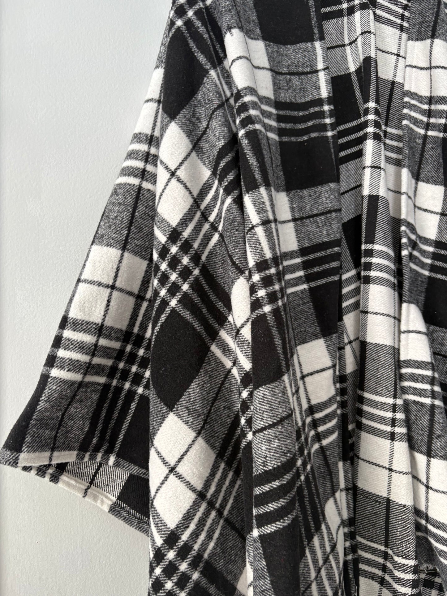B/W PLAID PONCHO