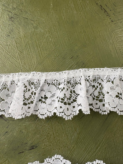 WHITE RUFFLE LACE TRIM - by the meter