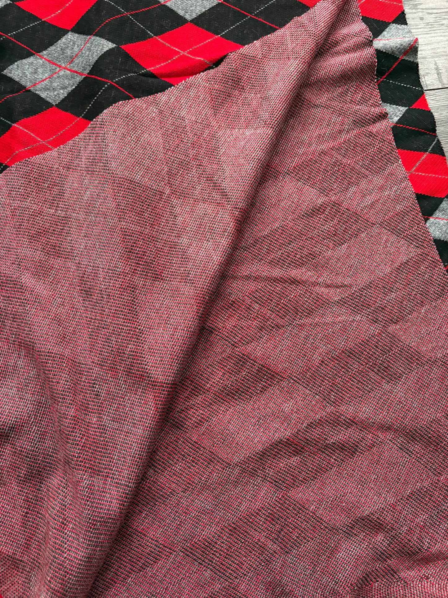 DIAMOND PATTERN KNIT FABRIC 70" x 55"