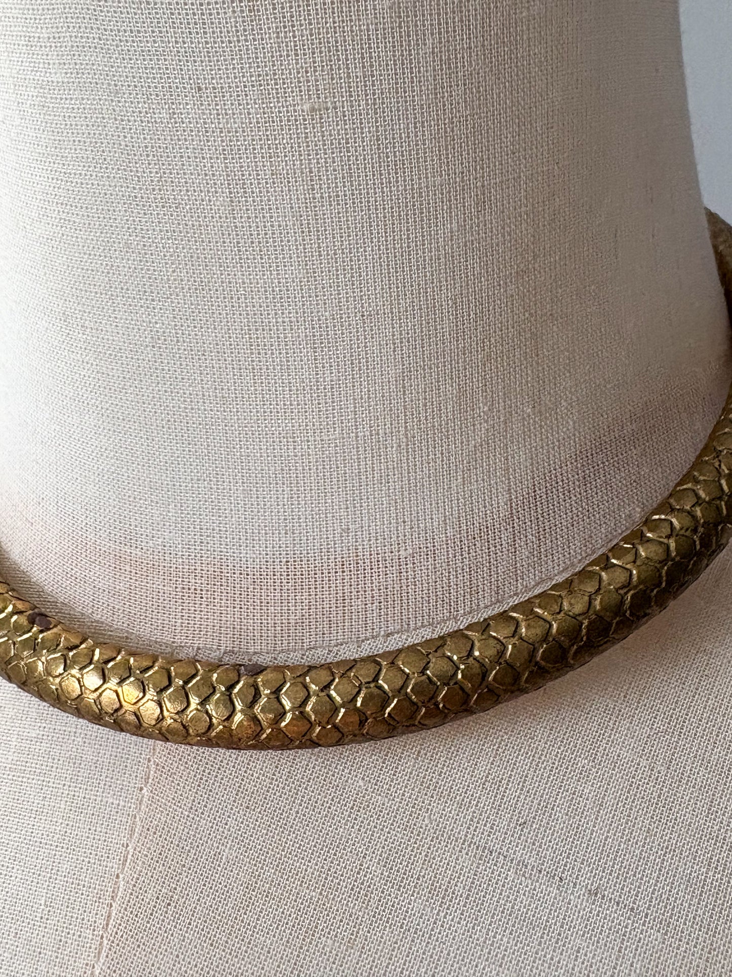 GOLD TONE CHOKER