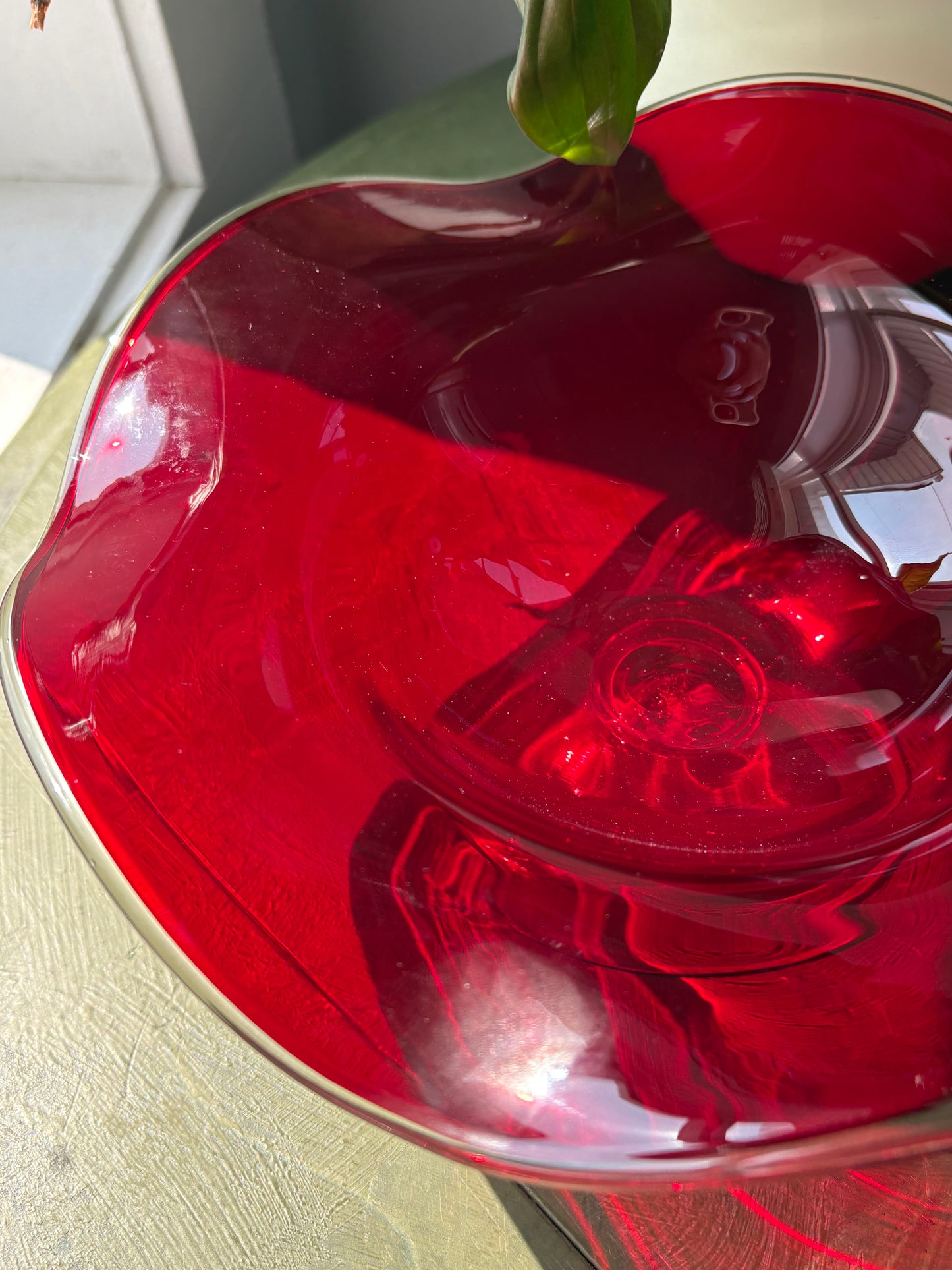 RED GLASS PEDASTAL DISH