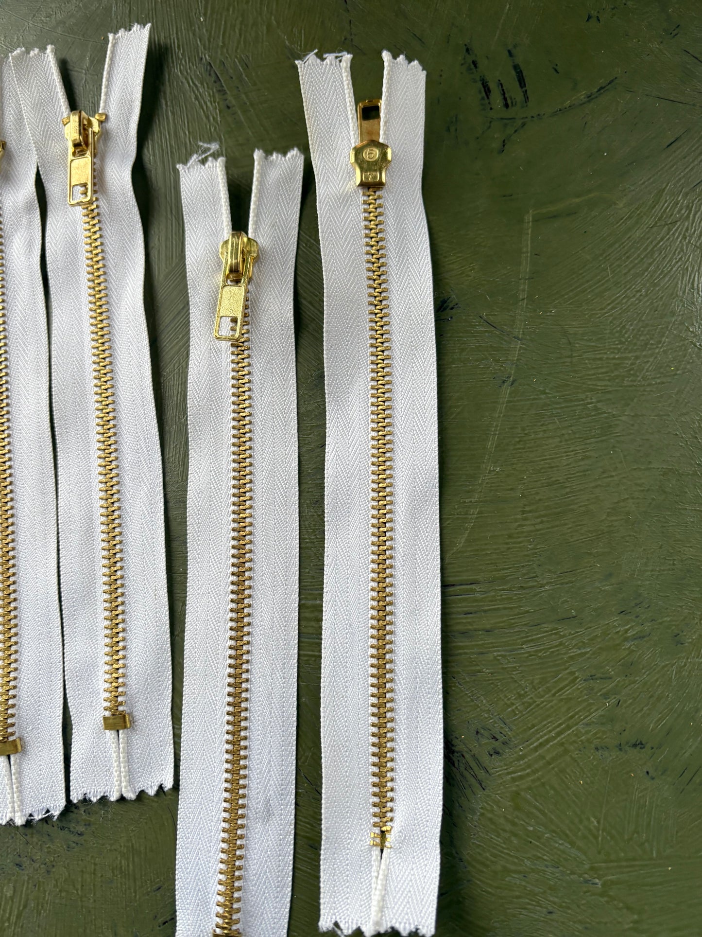 8" WHITE ZIPPERS