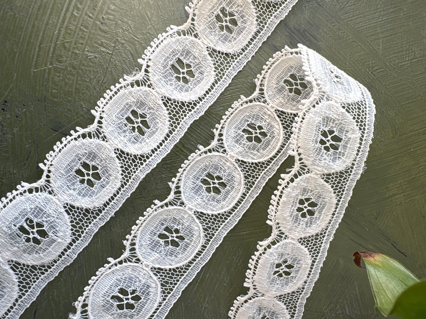 BUTTON LACE TRIM - by the meter