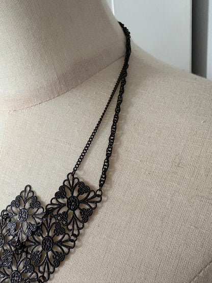 BLACK FLORAL STATEMENT NECKLACE