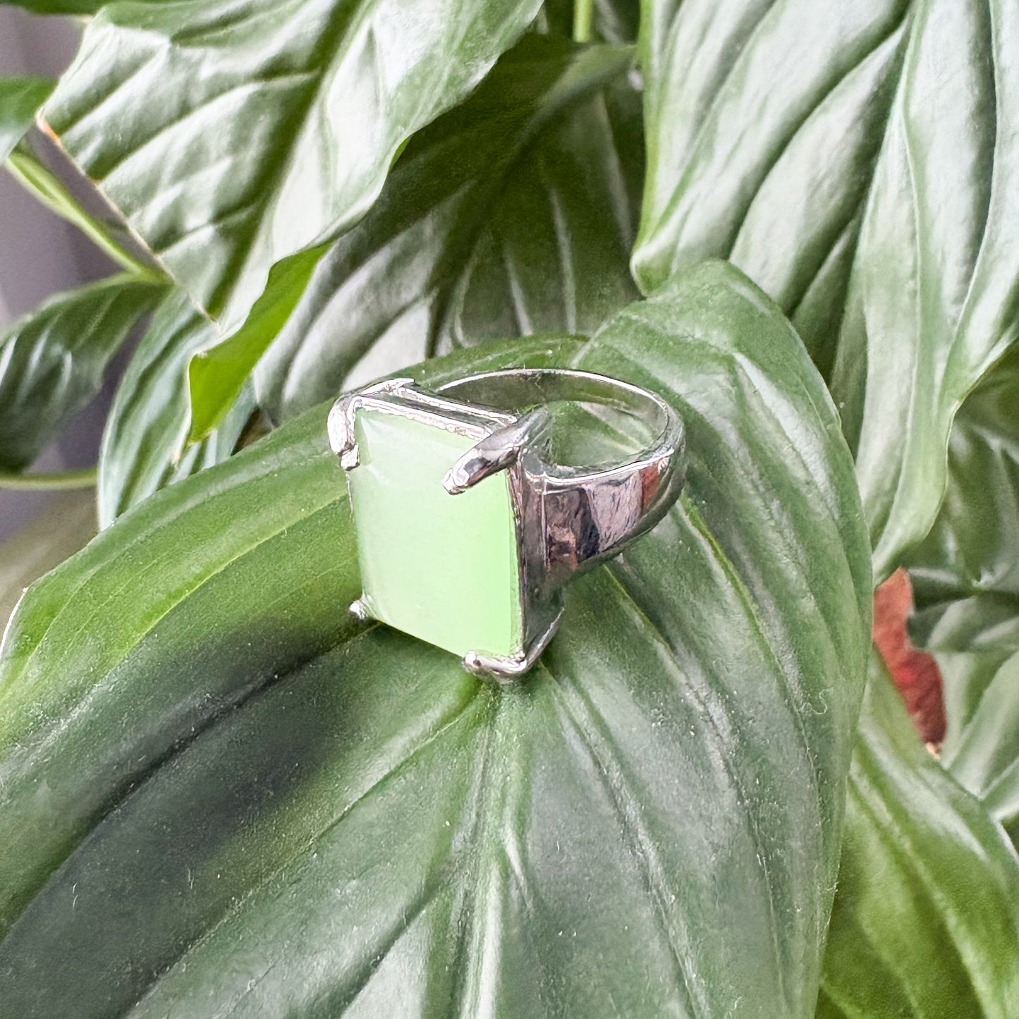 LIME GREEN STONE RING - SZ. 9