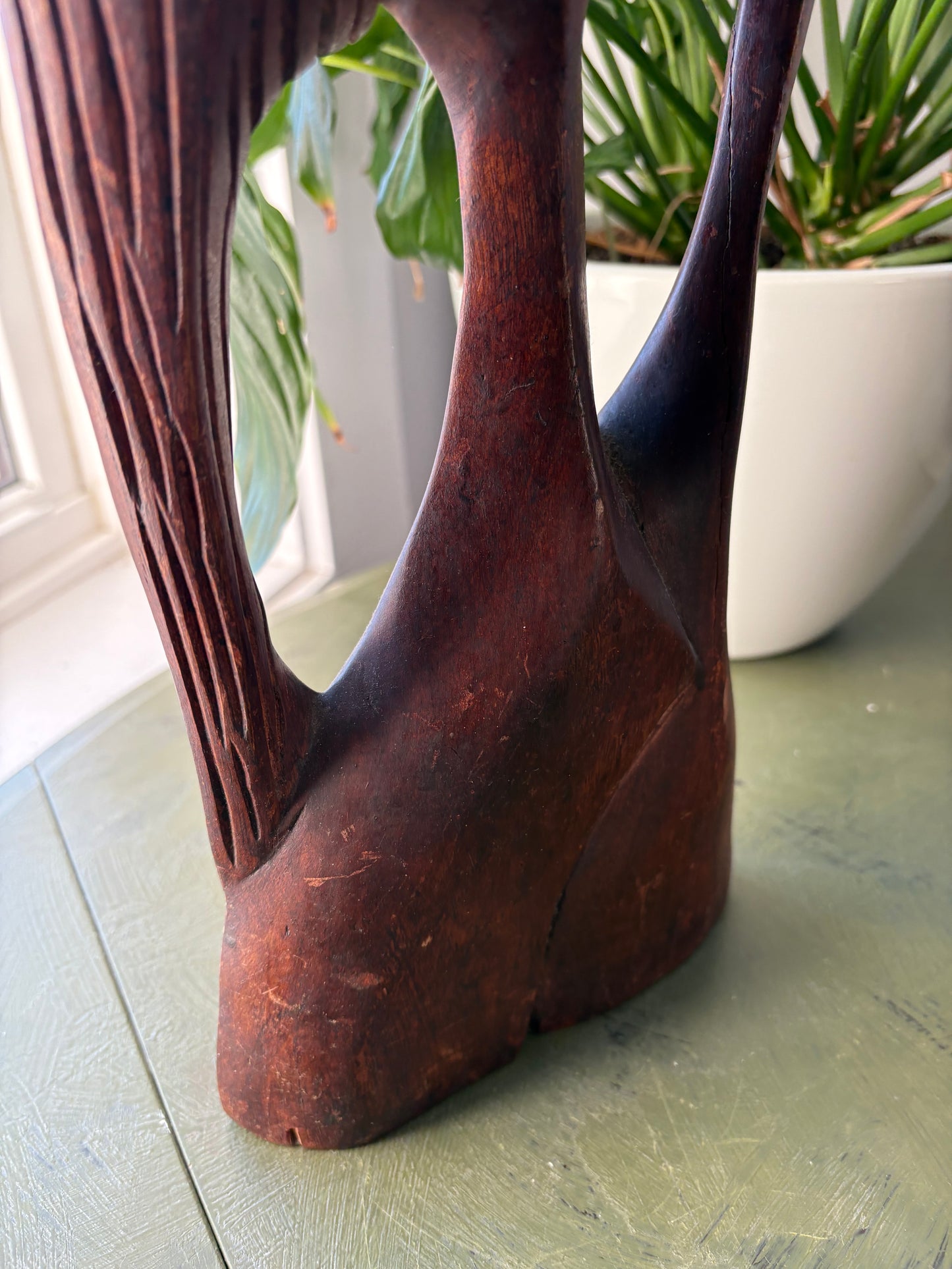 WOOD KISSING STATUE