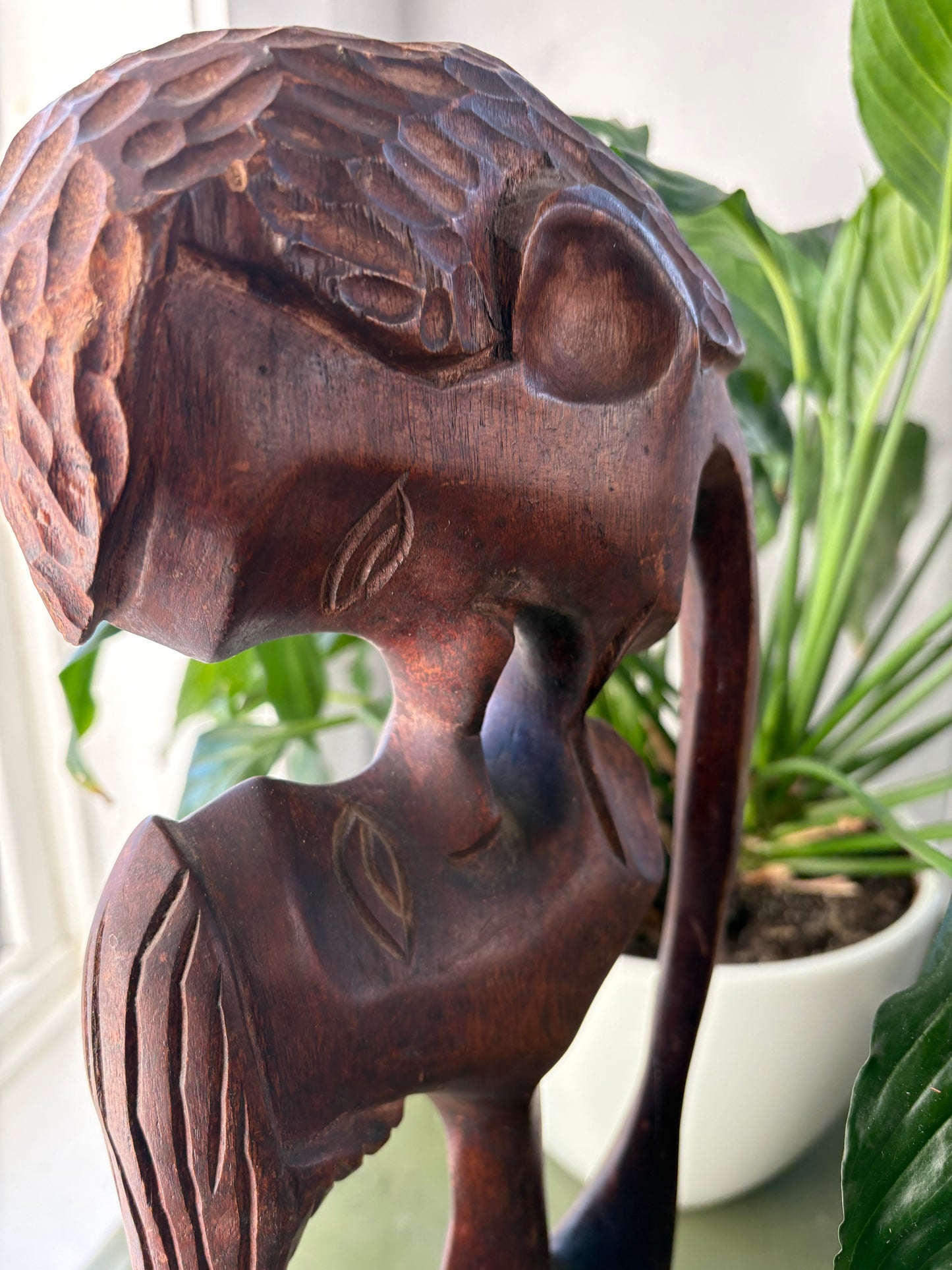 WOOD KISSING STATUE
