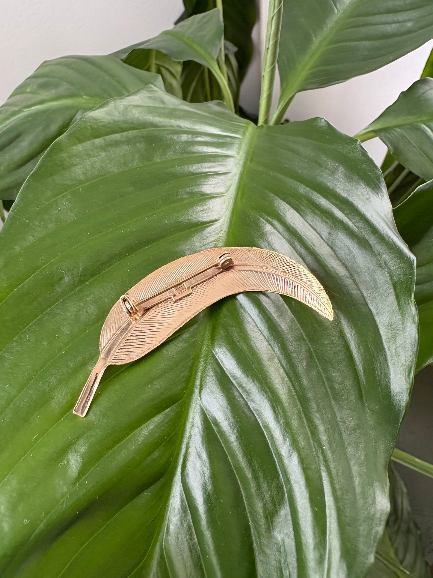 GOLD TONE LEAF BROOCH