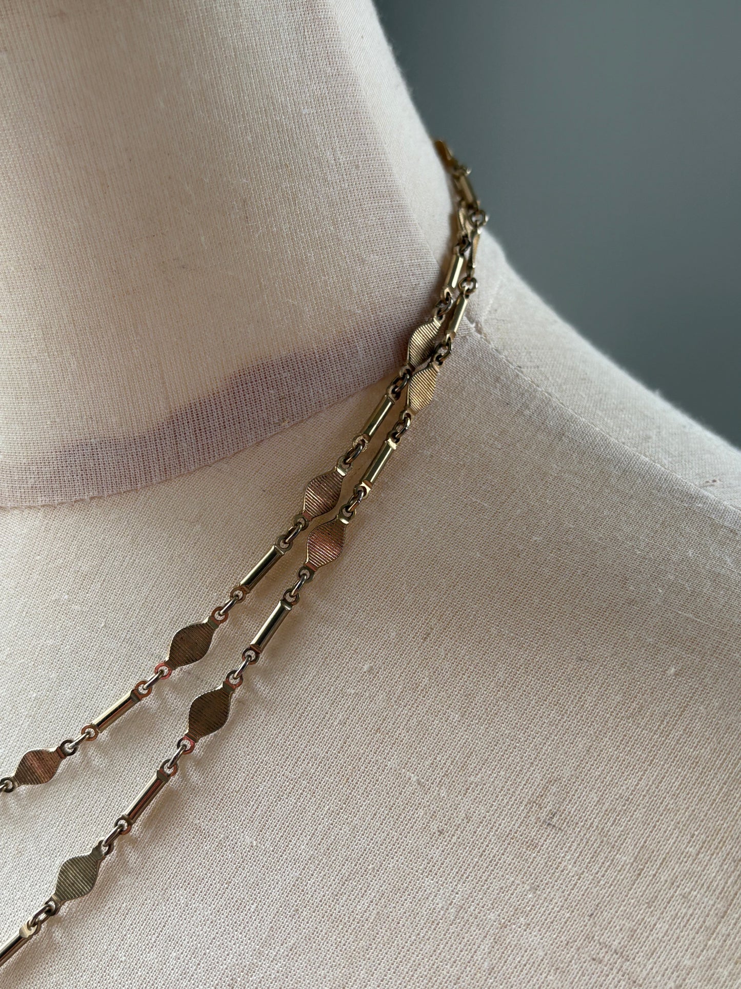 GOLD TONE NECKLACE