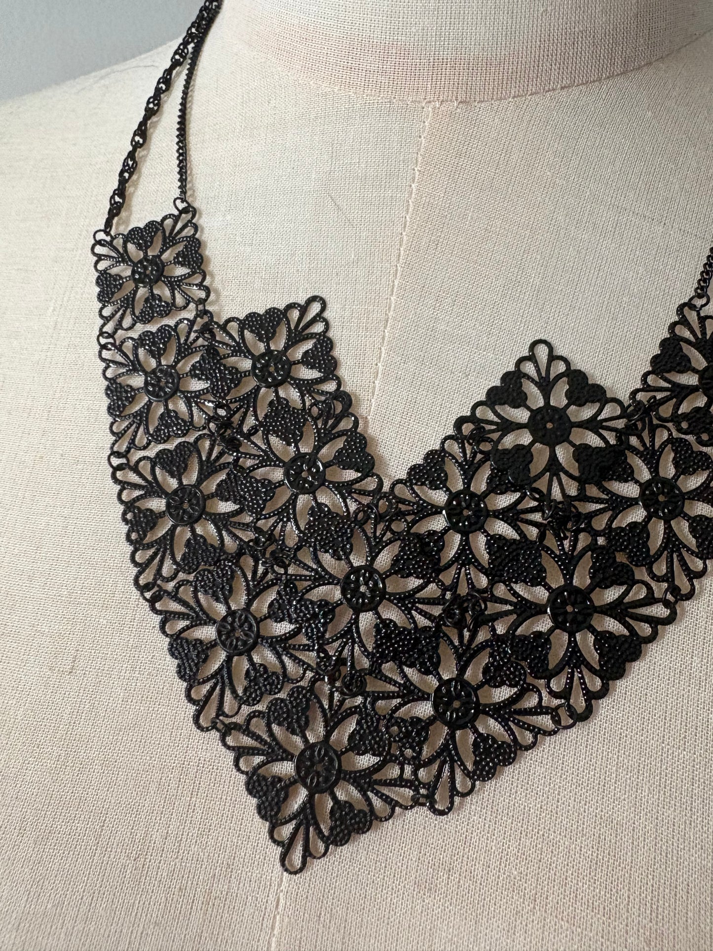 BLACK FLORAL STATEMENT NECKLACE