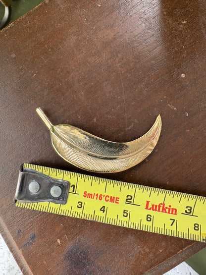 GOLD TONE LEAF BROOCH
