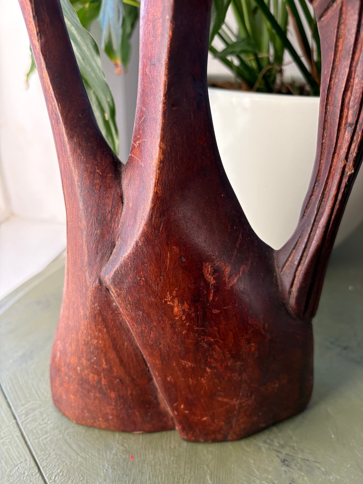 WOOD KISSING STATUE