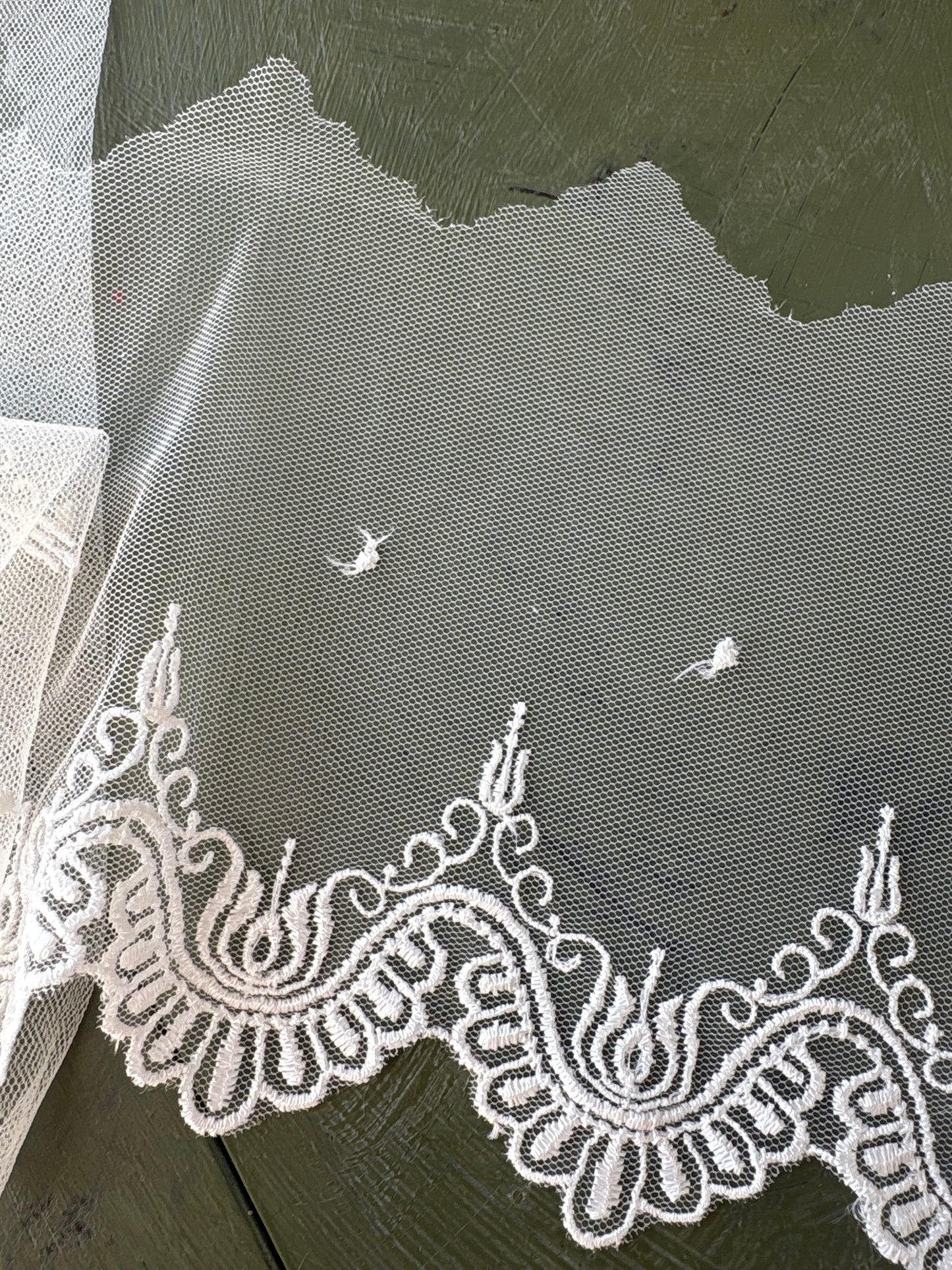 WHITE LACE TRIM - 2M