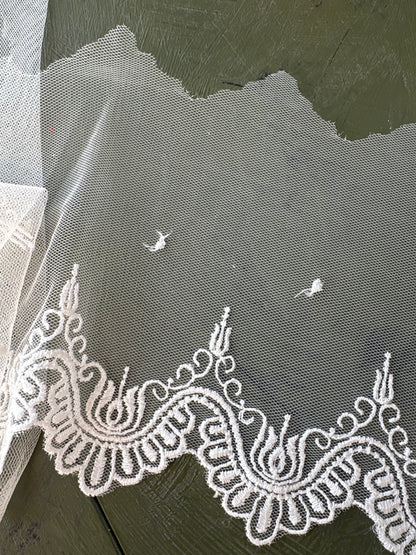 WHITE LACE TRIM - 2M