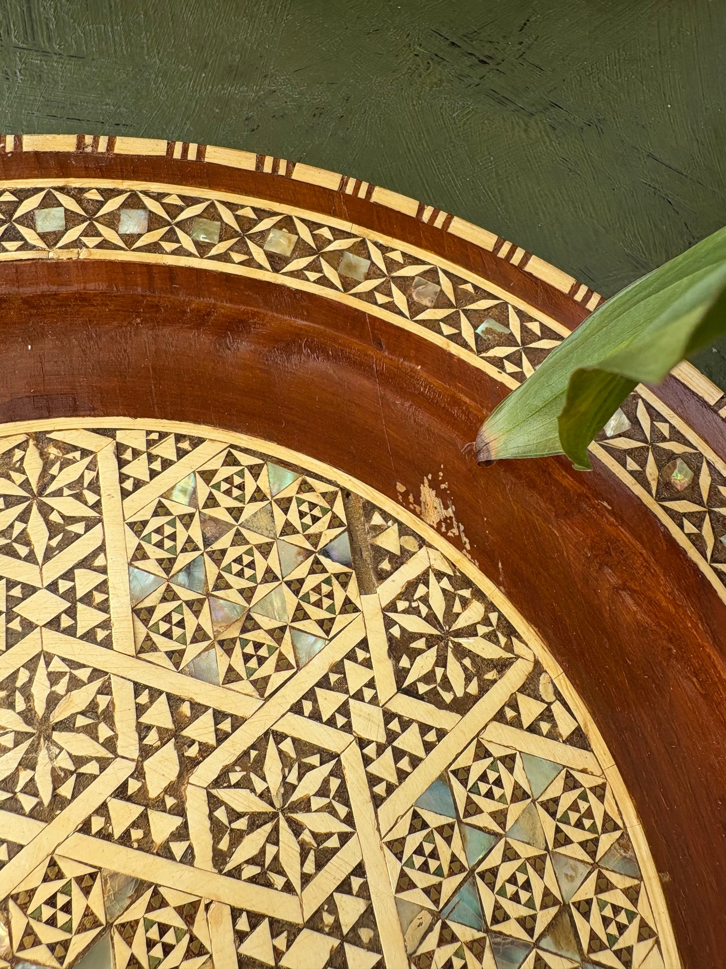 MOTHER OF PEARL WOOD PLATE/WALL PLAQUE