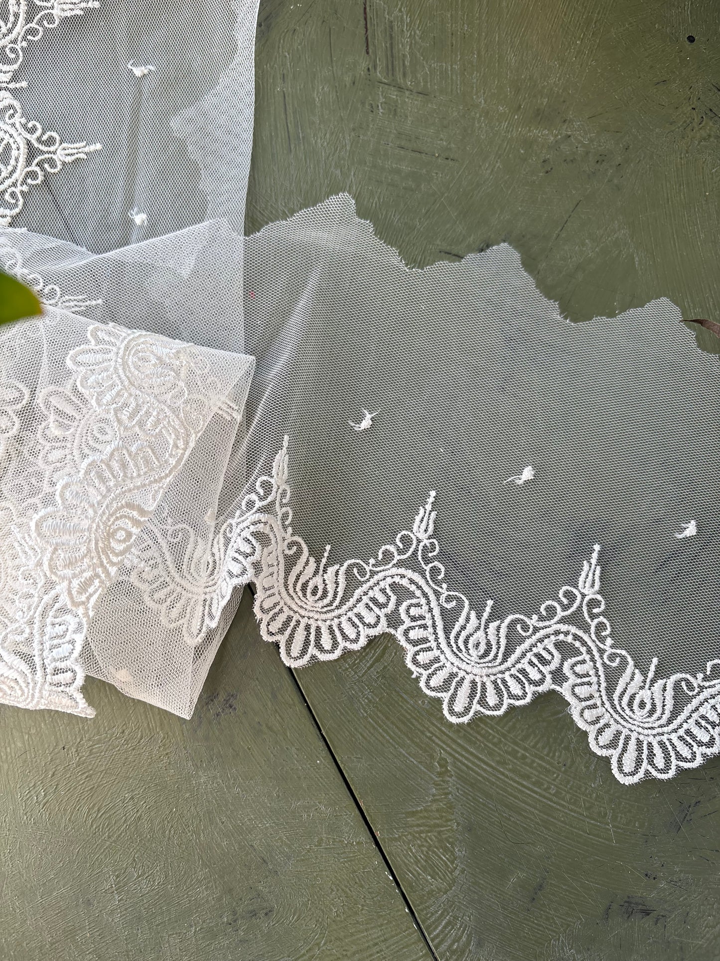 WHITE LACE TRIM - 2M
