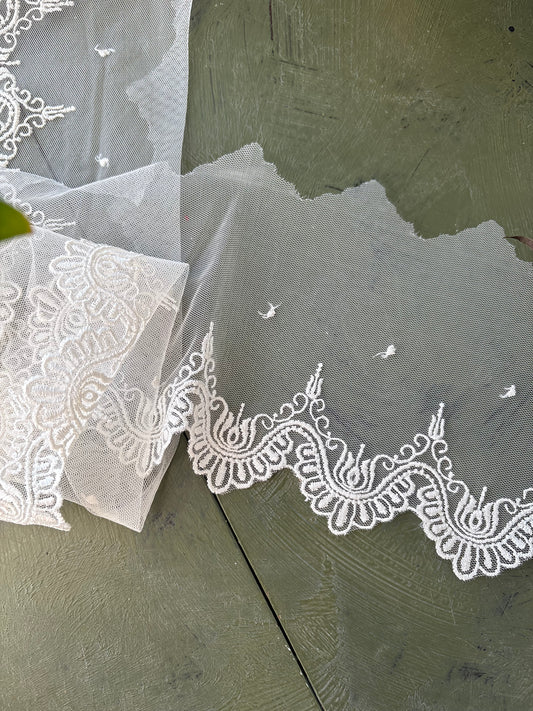 WHITE LACE TRIM - 2M
