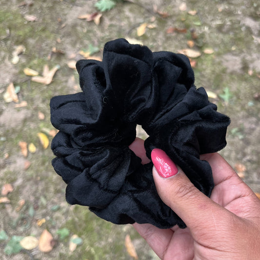 BLACK VELVET SCRUNCHIE