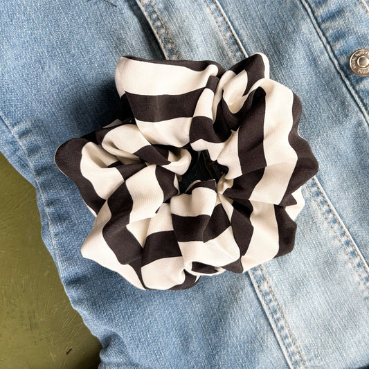 B&W STRIPED SCRUNCHIE