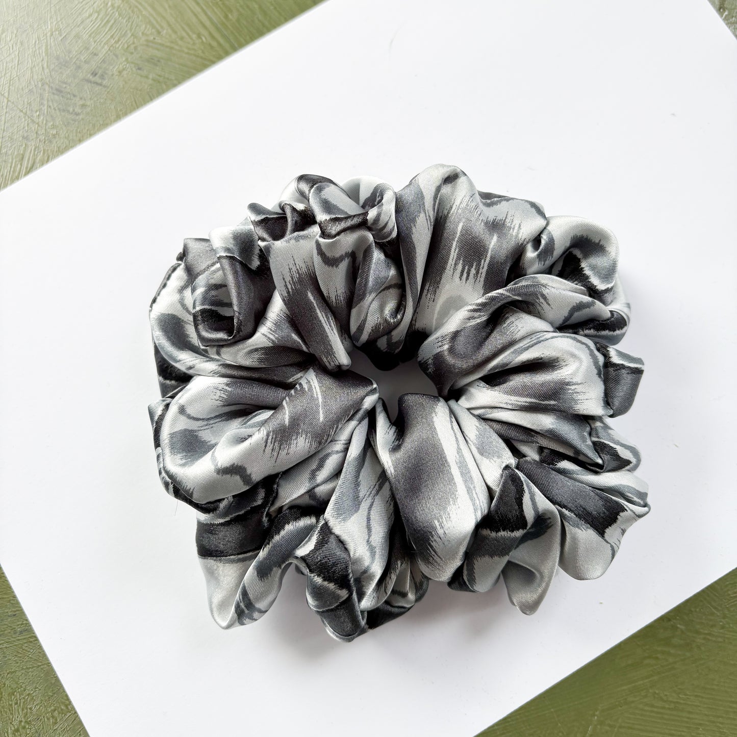 EVE SATIN SCRUNCHIE