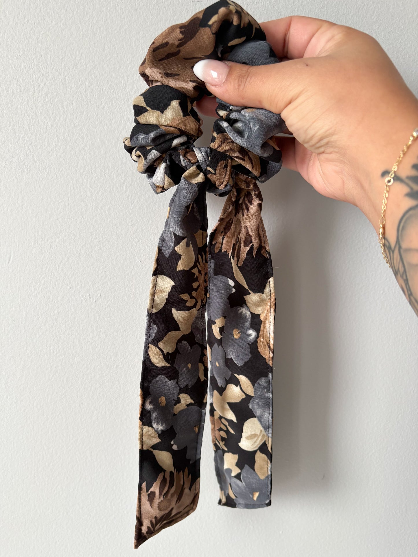 MEADOW BOW SCRUNCHIE