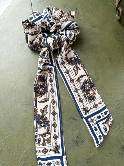LIVI BOW SCRUNCHIE
