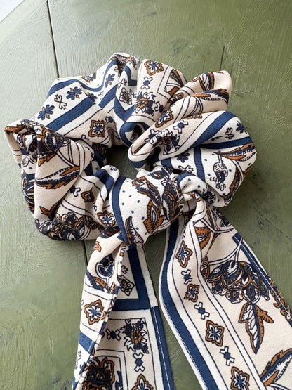 LIVI BOW SCRUNCHIE