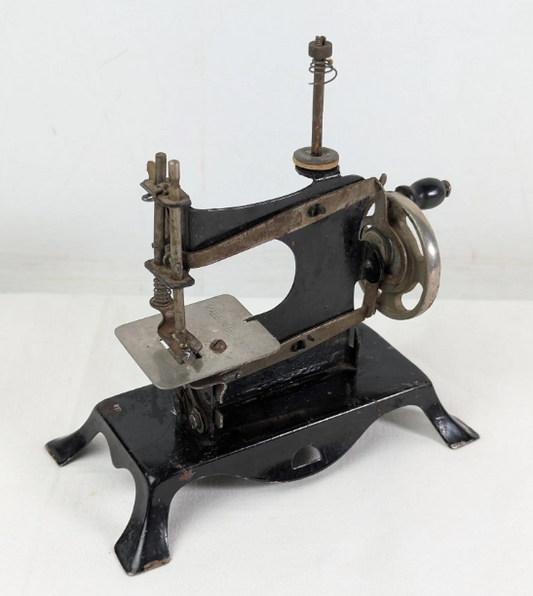 1940's SMALL METAL SEWING MACHINE